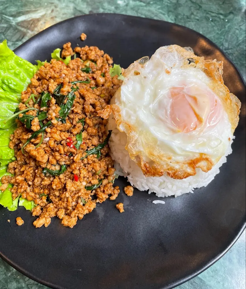 khao pad kapao ข้าวผัดกะเพาหมูสับ